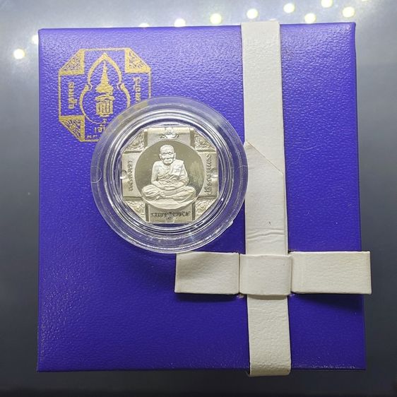เหรียญหลวงพ่อทวด รุ่นสมเด็จเจ้าฟ้ามหาจักรี ๔๘ พรรษา หลังตราพระนามาภิไธยย่อ ส.ธ ปี2546 เนื้อเงินขัดมัน พร้อมกล่องเดิม