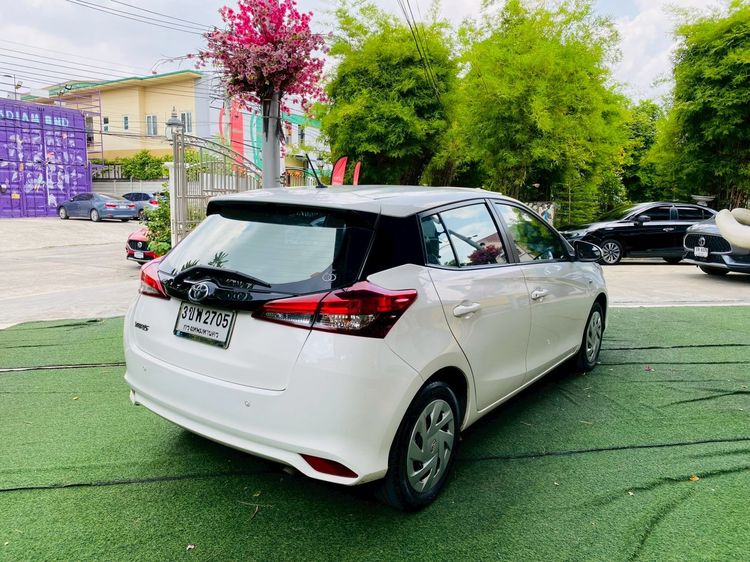 Toyota Yaris 2022 1.2 Entry Sedan เบนซิน LPG เกียร์อัตโนมัติ ขาว รูปที่ 4
