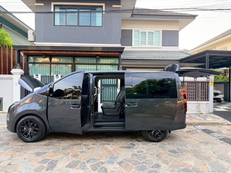 Hyundai Staria 2024 2.2 Trend S Van ดีเซล ไม่ติดแก๊ส เกียร์อัตโนมัติ เทา