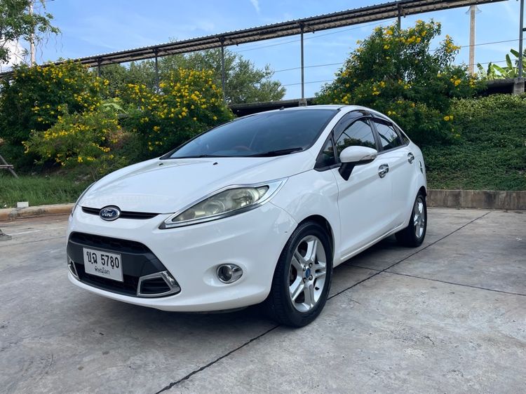 รถ Ford Fiesta 1.6 Trend สี ขาว