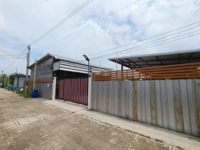 ขายโกดังพร้อมห้องทำงานและห้องพักคนงานอีก 2 ห้อง ห้องน้ำในตัวทุกห้อง พื้นที่ 150 ตรว.

