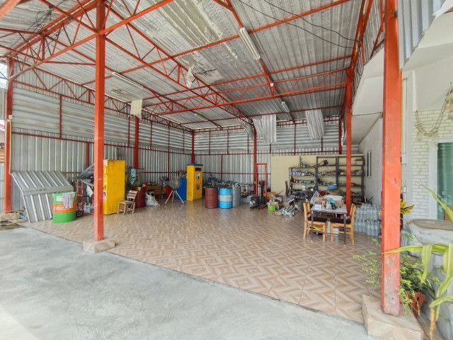 ไม่ใช่ ขายโกดังพร้อมห้องทำงานและห้องพักคนงานอีก 2 ห้อง ห้องน้ำในตัวทุกห้อง พื้นที่ 150 ตรว.

 รูปที่ 4