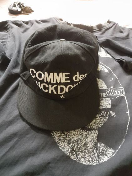 หมวกและหมวกแก๊ป หมวกสแนปแบ็ก (Snapback) แบรนด์ COMME des FUCKDOWN 