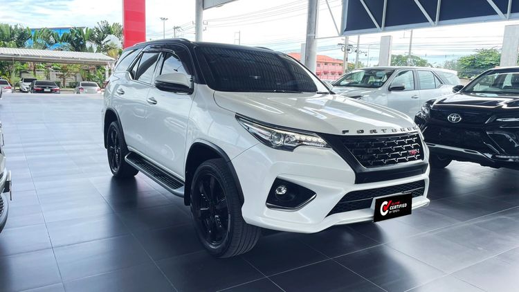 Toyota Fortuner 2017 2.8 V TRD Sportivo 4WD Utility-car ดีเซล ไม่ติดแก๊ส เกียร์อัตโนมัติ ขาว
