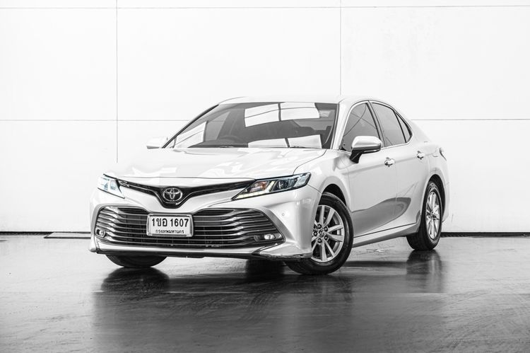 รถ Toyota Camry 2.0 G สี ขาว