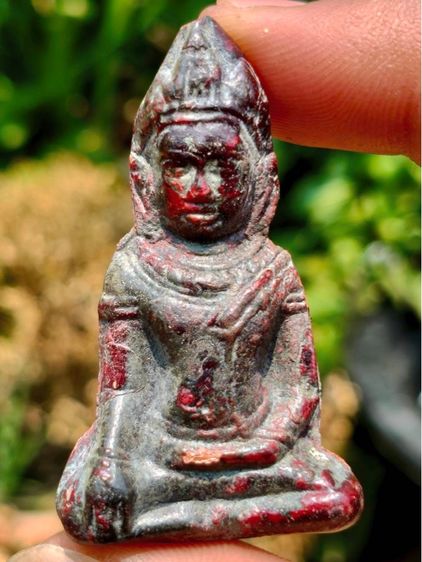 พระเทริดขนนก กรุวัดพระศรีรัตนมหาธาตุ ลพบุรี เนื้อชินสนิมแดงแท้ พุทธศตวรรษที่ 18 