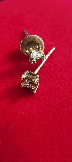 ต่างหูประดับเพชรแท้ ตัวเรือนทองคำแท้18k งานเก่า แป้นของต่างหูหายไป 1 ข้าง สามารถไปหาซื้อใส่ได้ ขายตามงานตามสภาพครับ