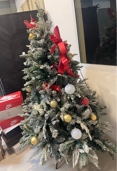 ดอกไม้และต้นไม้ประดิษฐ์ ต้นคริสต์มาส ทรงพุ่มหนา มีหิมะเกาะ Snowy Christmas Tree ขนาด 5ถึง6ฟุต