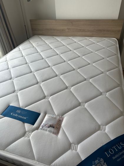 ขายเตียง และที่นอน มือสอง 5 ฟุต ใหม่มาก ราคาไม่แพง