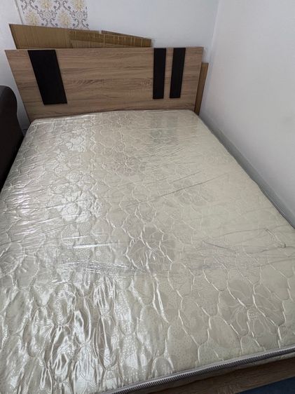 ควีน เตียงไม้อัดขนาด 5 ฟุตพร้อมฟูก
