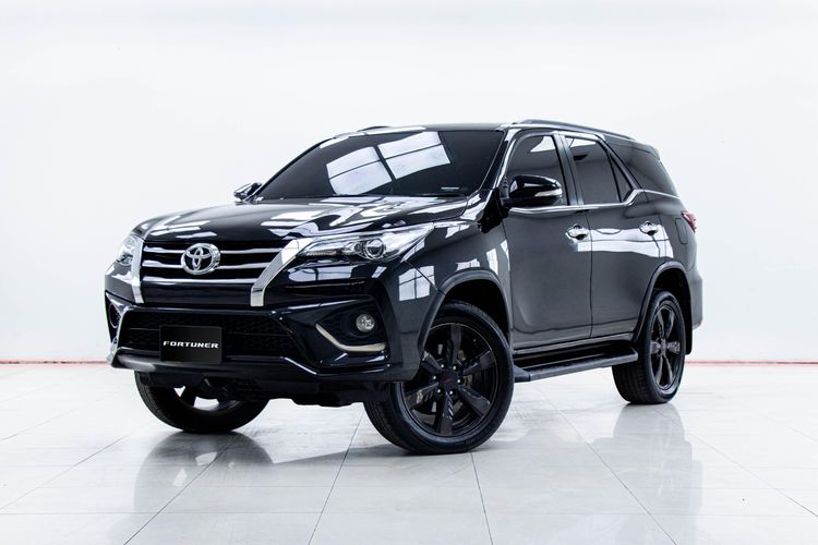 รถ Toyota Fortuner 2.8 TRD Sportivo 4WD สี ดำ