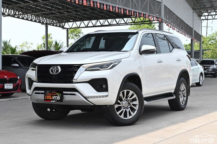 รถ Toyota Fortuner 2.4 V สี ขาว