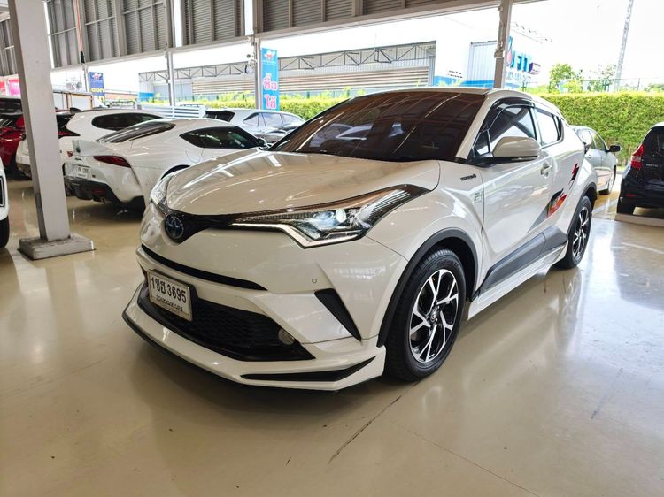 รถ Toyota C-HR 1.8 HV Hi สี ขาว