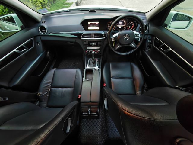 Mercedes-Benz C-Class 2013 C200 CGI Sedan เบนซิน ไม่ติดแก๊ส เกียร์อัตโนมัติ ขาว รูปที่ 4