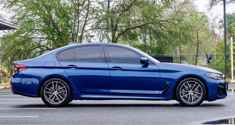BMW Series 5 2022 520d Sedan ดีเซล ไม่ติดแก๊ส เกียร์อัตโนมัติ น้ำเงิน รูปที่ 4