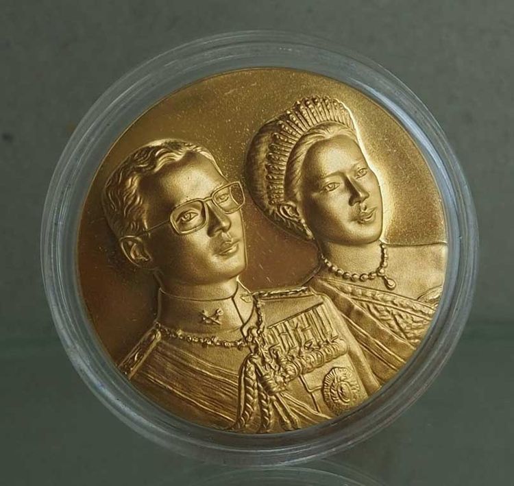 เหรียญไทย เหรียญสองพระองค์ รัชกาลที่9 พระราชินี พระราชทานพร้อมตลับและกล่องเดิมตามภาพ