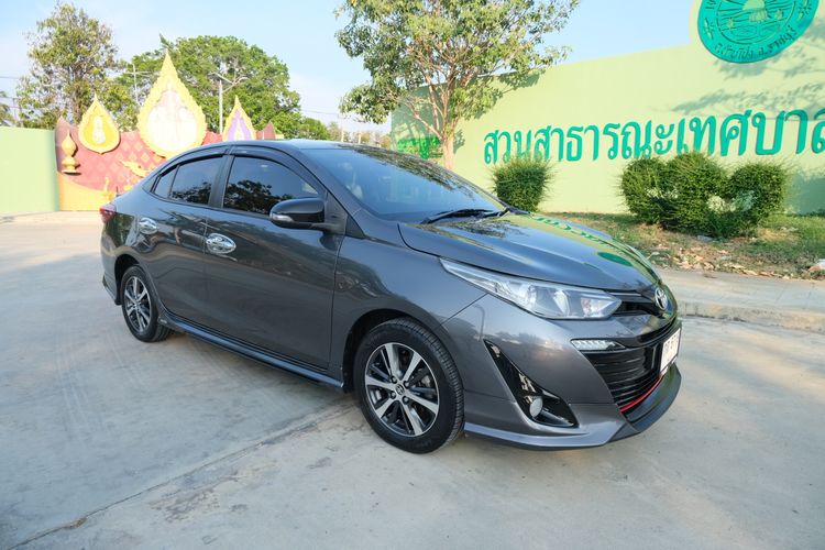TOYOTA YARIS Ativ 1.2High TOP เกียร์ออโต้ สีเทา เบาะหนังสีดำ ปี 2020