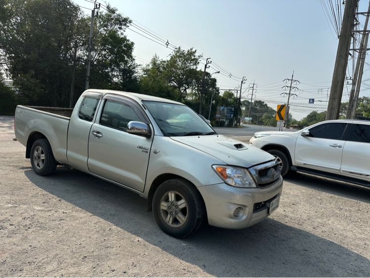 รถ Toyota Hilux Vigo 2.5 E สี บรอนซ์เงิน