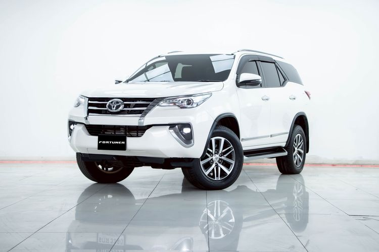 รถ Toyota Fortuner 2.4 G สี ขาว