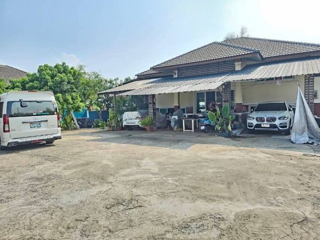 ขายบ้านพร้อมที่ดิน200ตร.ว4.7ล. อยู่ช่วงทางเข้าต้นหมู่บ้าน ชาตรี ซอย 2 
ต.รอบเวียง
อ.เมือง
จ.เชียงราย (รับนายหน้าครับ)
สนใจติดต่อ 0948844027 