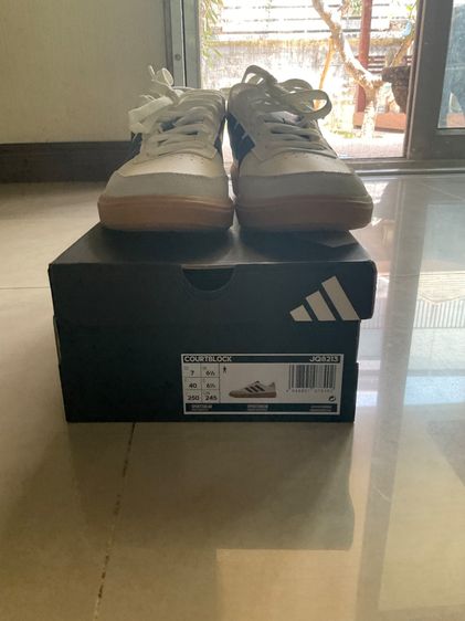รองเท้า Adidas 