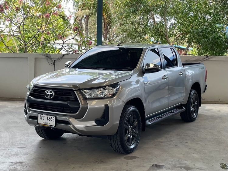 รถ Toyota Hilux Revo Double Cab 2.4 Entry Prerunner สี บรอนซ์เงิน