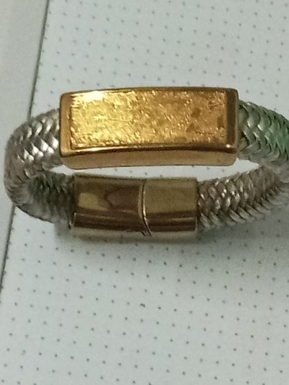 กำไลข้อมือสายเชือกถัก ที่ประดับด้วยแผ่นทองคำแท้