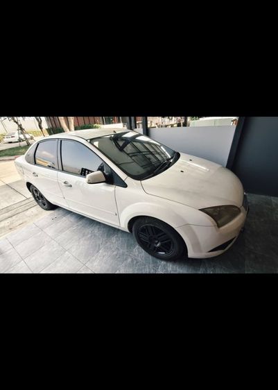 รถ Ford Focus 1.8 Finesse สี ขาว