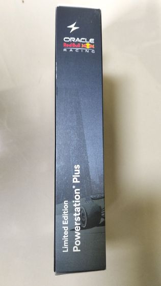 Mophie Powerstation Plus รุ่น Limited Edition ที่ร่วมมือกับทีมแข่งรถสูตรหนึ่ง Oracle Red Bull Racing โดยเป็นลายพิเศษฉบับ Singapore Edition 