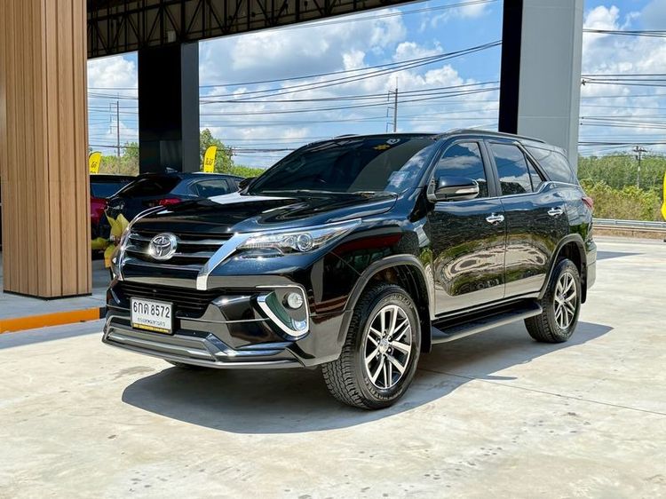 รถ Toyota Fortuner 2.4 V สี ดำ