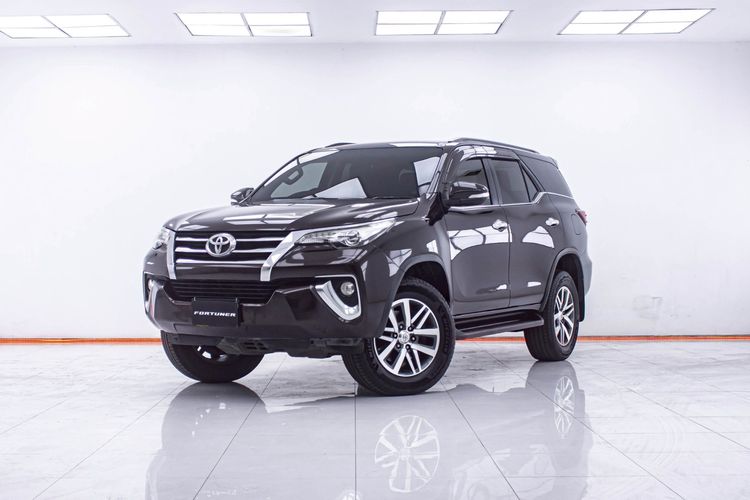 รถ Toyota Fortuner 2.4 V สี น้ำตาล