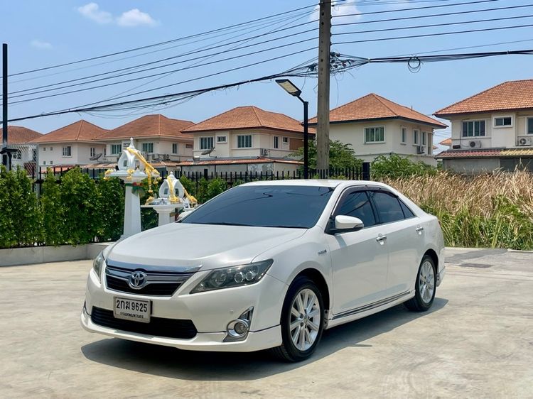 รถ Toyota Camry 2.5 Hybrid สี ขาว