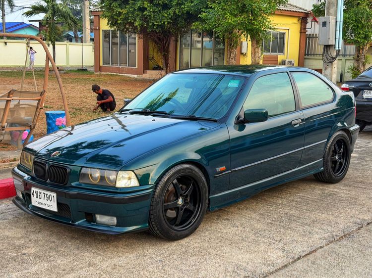รถ BMW Series 3 318i สี เขียว