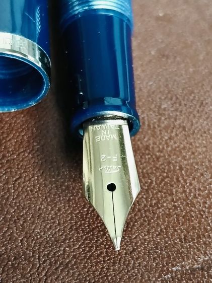 ขอขายปากกาหมึกซึมแบรนด์ Sailor รุ่น F2 made in Japan หัวปากกา nib ผลิตในไต้หวันสี navy blue สภาพเกือบใหม่ไม่มีชำรุด