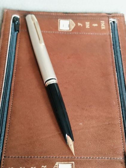 ขอขายปากกาหมึกซึมแบรนด์ pilot รุ่น หัว super Dual T. made in Japan แท้ ด้ามแบบสั้นสีดำและสีชมพู่อ่อนสภาพยังใหม่ไม่มีชำรุด