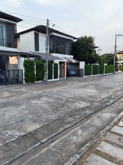 ขายบ้านเดี่ยว บรรยากาศเงียบสงบ ใกล้ห้าง ใกล้โรงเรียน ใกล้สุขุมวิทเข้าออกสะดวก เพื่อนบ้านน่ารักมาก