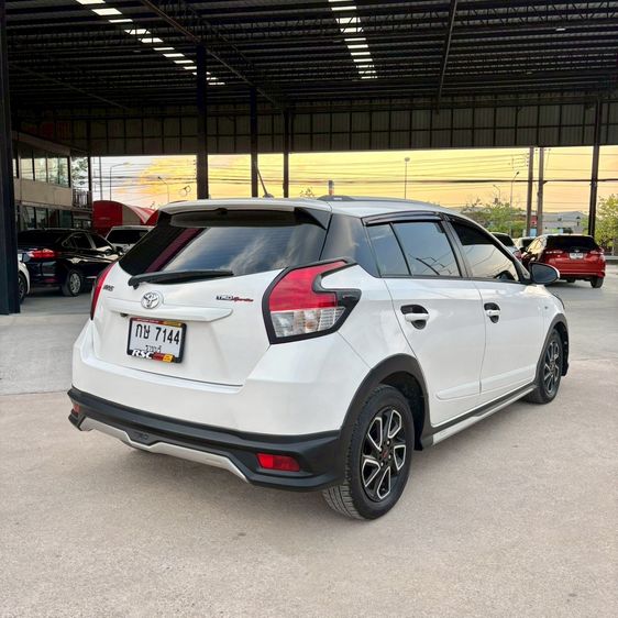 Toyota Yaris 2016 1.2 TRD Sportivo Sedan เบนซิน ไม่ติดแก๊ส เกียร์อัตโนมัติ ขาว รูปที่ 2