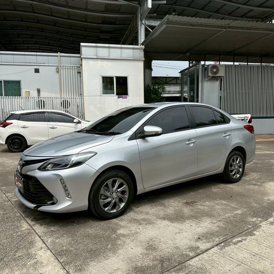 Toyota Vios 2022 1.5 Mid Sedan เบนซิน ไม่ติดแก๊ส เกียร์อัตโนมัติ บรอนซ์เงิน รูปที่ 2