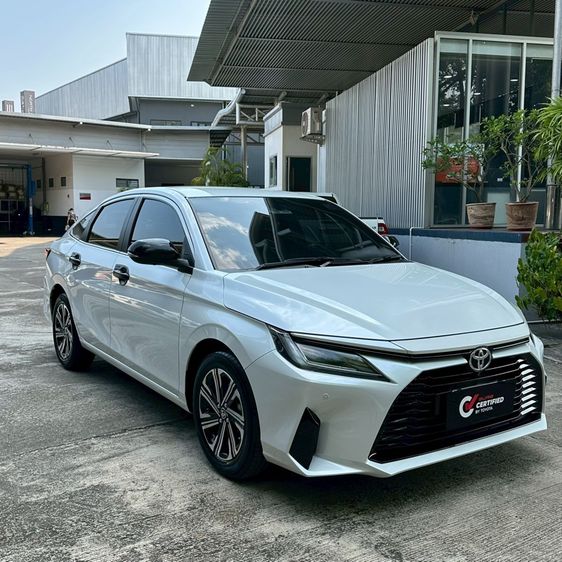 รถ Toyota Yaris ATIV 1.2 Premium Luxury สี ขาว
