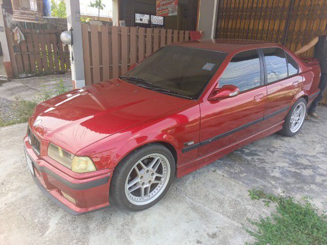 รถ BMW Series 3 320i สี แดง