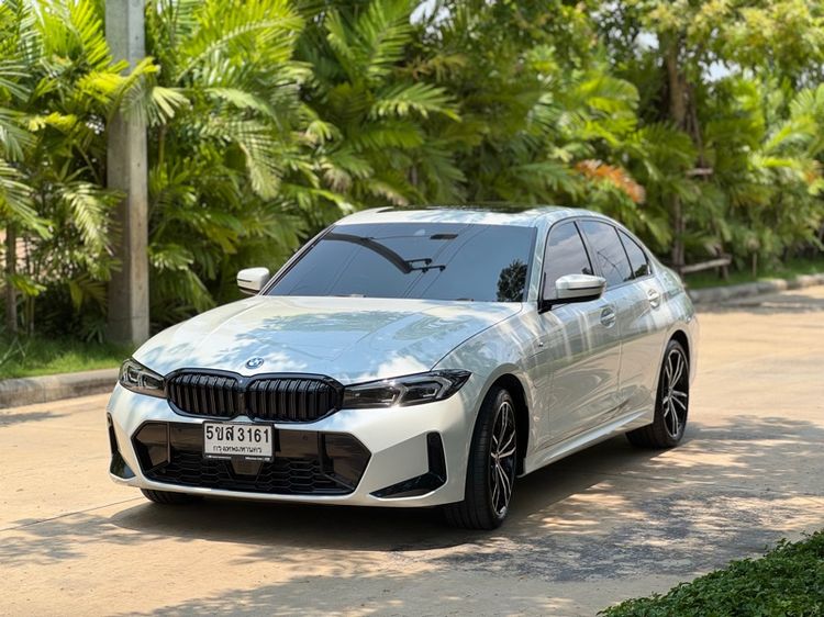BMW Series 3 2024 330e Sedan ปลั๊กอินไฮบริด (PHEV) ไม่ติดแก๊ส เกียร์อัตโนมัติ ขาว รูปที่ 3