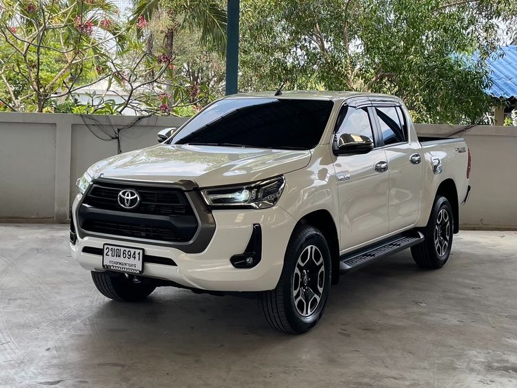 รถ Toyota Hilux Revo Double Cab 2.4 Mid Prerunner สี ขาว