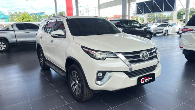 Toyota Fortuner 2015 2.8 V 4WD Utility-car ดีเซล ไม่ติดแก๊ส เกียร์อัตโนมัติ ขาว