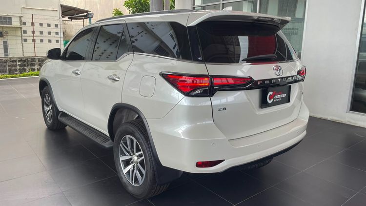 Toyota Fortuner 2015 2.8 V 4WD Utility-car ดีเซล ไม่ติดแก๊ส เกียร์อัตโนมัติ ขาว รูปที่ 4