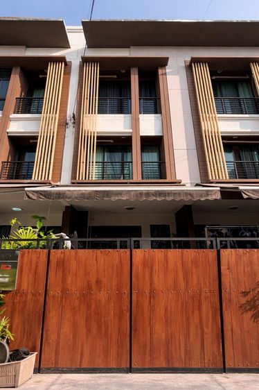 ขายทาวน์โฮม 3 ชั้น สภาพดีพร้อมอยู่ ✅  Baan Klang Muang Kalapapruek บ้านกลางเมือง กัลปพฤกษ์  🌳 ทำเลดี เดินทางสะดวก ใกล้รถไไฟฟ้า 