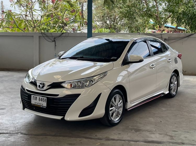รถ Toyota Yaris ATIV 1.2 E สี ขาว