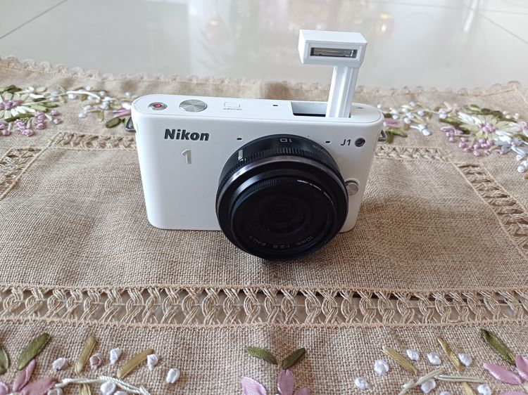 กล้องมิลเลอร์เลส ไม่กันน้ำ ขายกล้องมิเรอร์เลส นิคอน Nikon J1 Mirrorless สีขาว จอ LCD ขนาด 3นิ้ว เมนูของกล้องใช้งานง่าย สภาพสวย