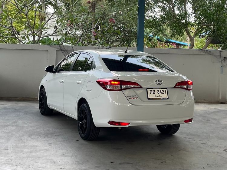 Toyota Yaris ATIV 2019 1.2 J Sedan เบนซิน ไม่ติดแก๊ส เกียร์อัตโนมัติ ขาว รูปที่ 4