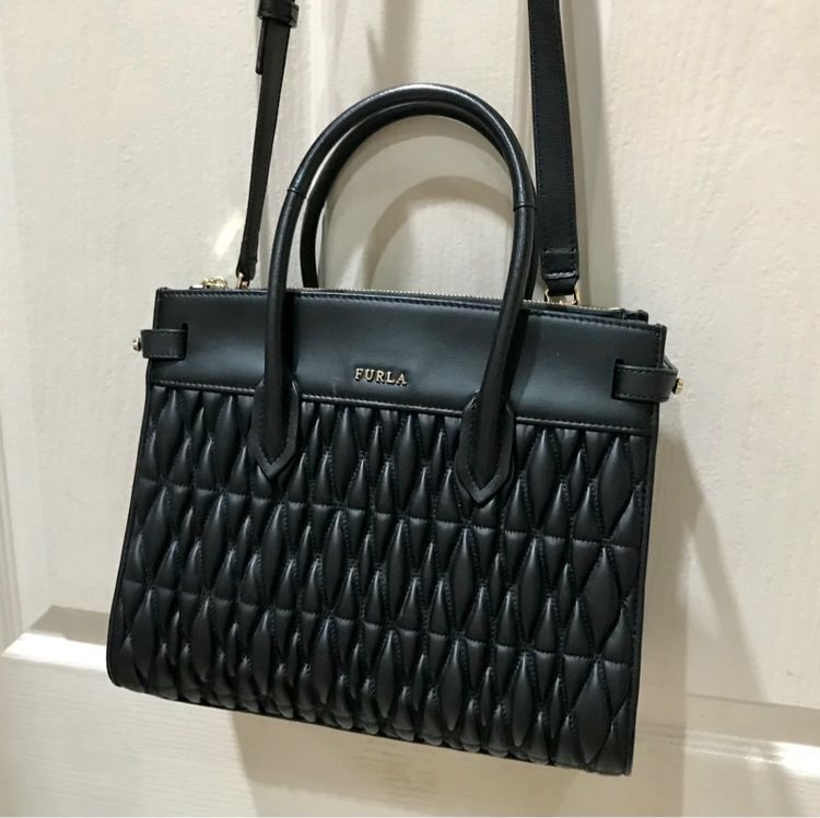 หญิง ดำ หนังแท้ Furla กระเป๋าถือ หนังแกะแท้ ผิวสัมผัสนุ่มมือ สภาพดี