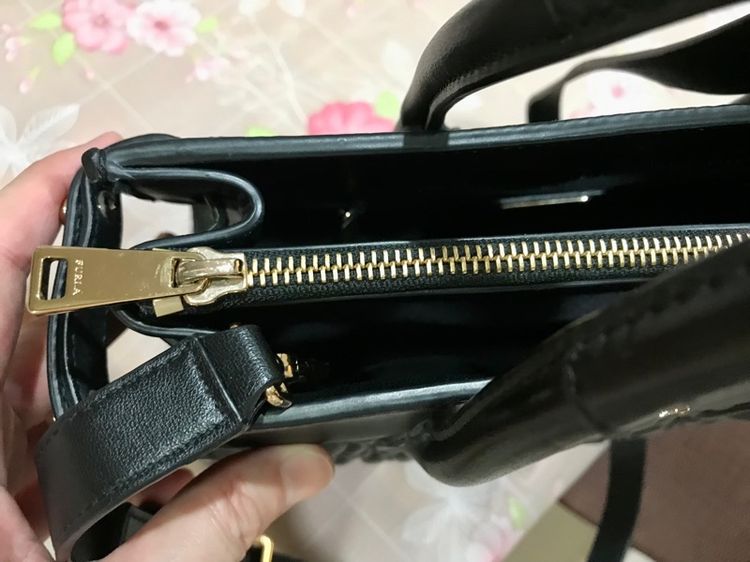 Furla กระเป๋าถือ หนังแกะแท้ ผิวสัมผัสนุ่มมือ สภาพดี รูปที่ 17